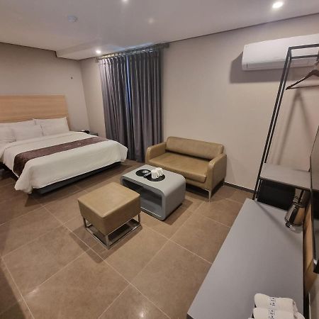 Yeoubi Hotel Чінджу Екстер'єр фото