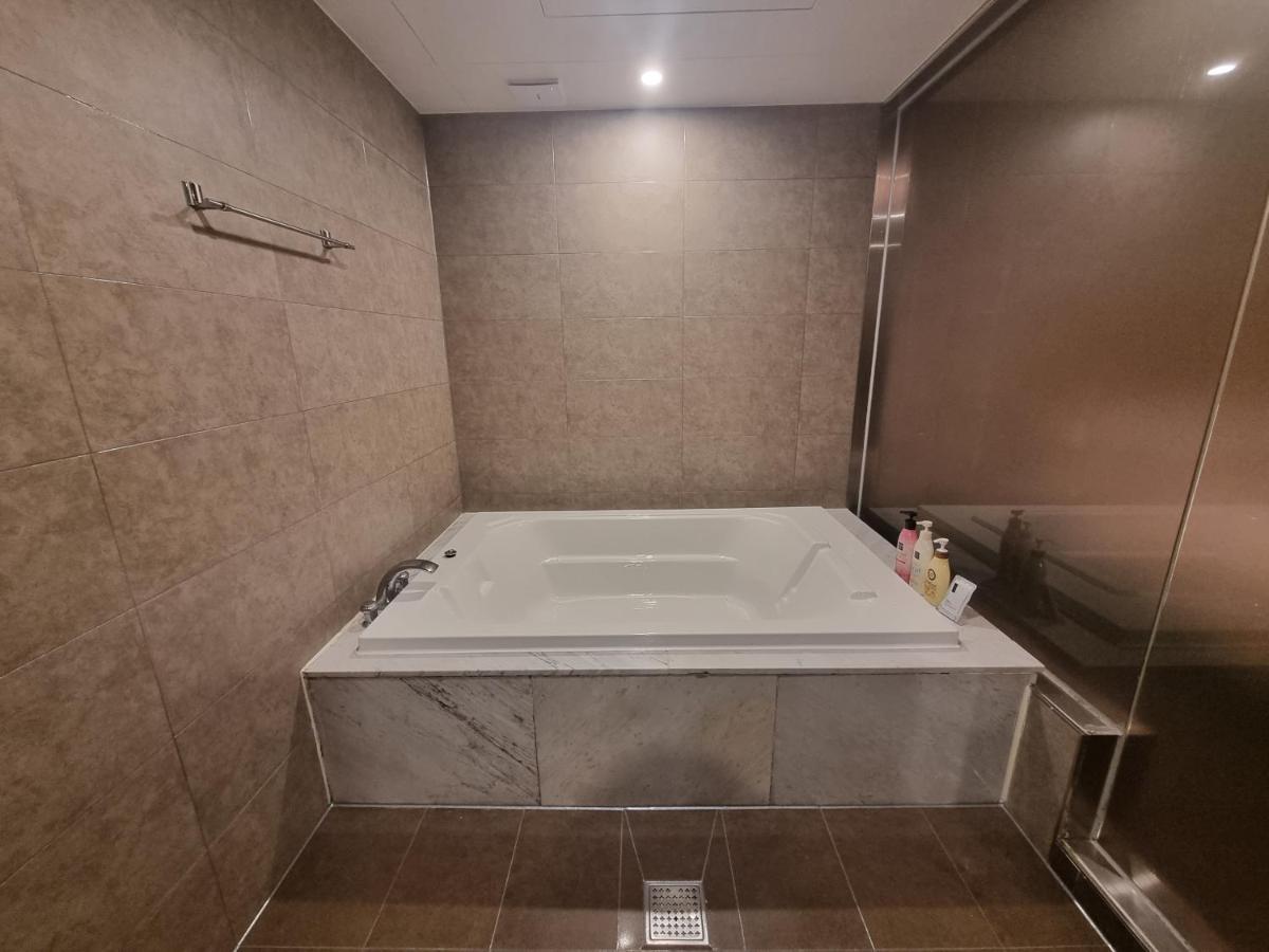 Yeoubi Hotel Чінджу Екстер'єр фото